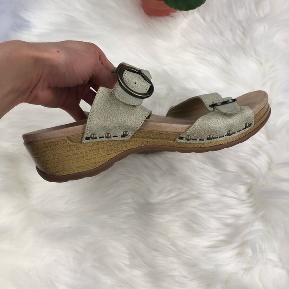 Cream/tan Dansko sandals - Picture 4 of 6